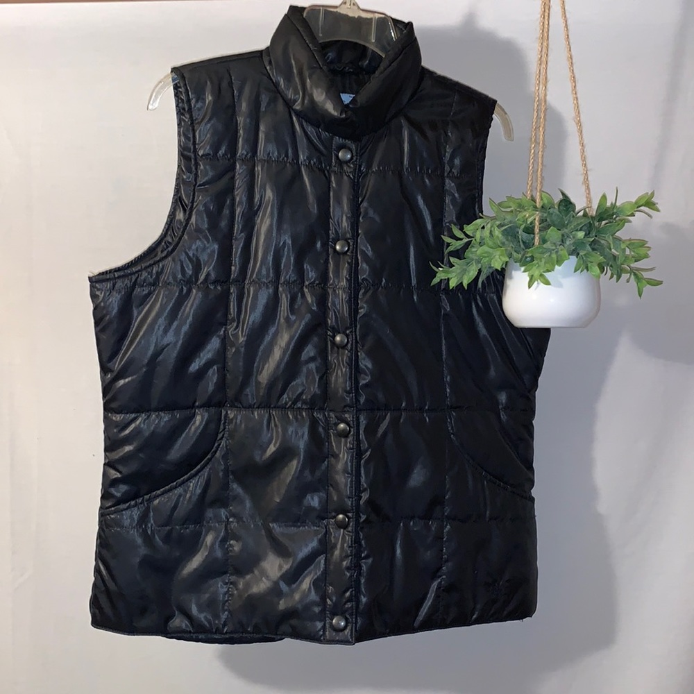 IZOD womens black quilted puffer vest size Large w/ pockets. Great condition!